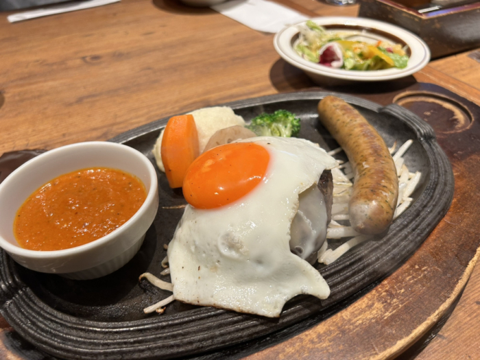 目玉焼きとソーセージトッピングのハンバーグ